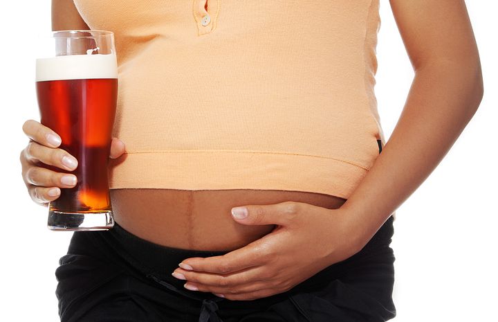 беременная пьет пиво