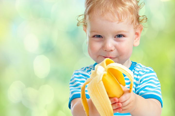 ребенок кушает банан