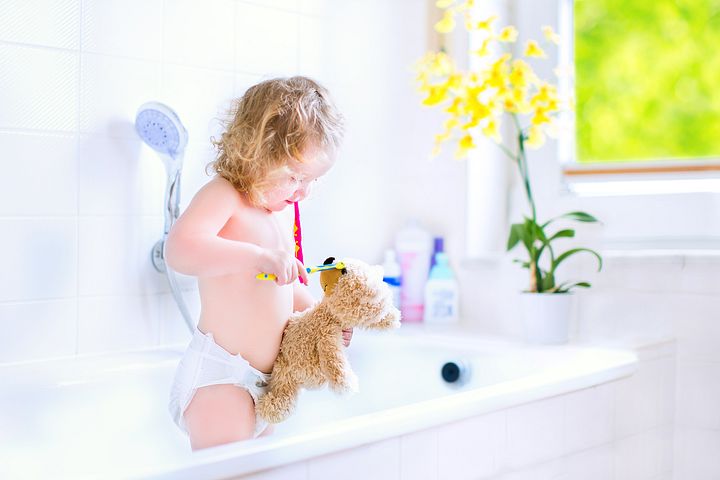 девочка чистит зубы