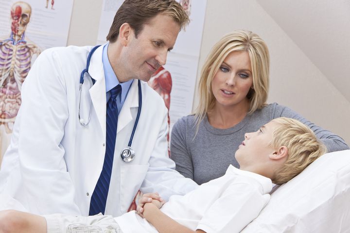 врач осматривает ребенка