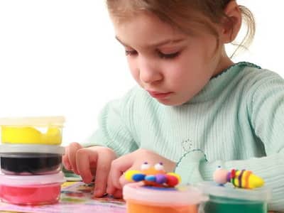 Лепку в детских садах дети начинают с простых фигур и предметов, постепенно задачу можно усложнять. 