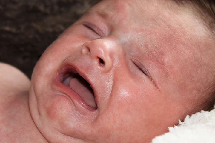 Почему новорожденный плачет