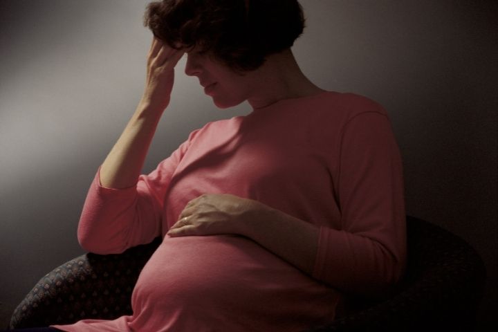почему нельзя спать на животе беременным